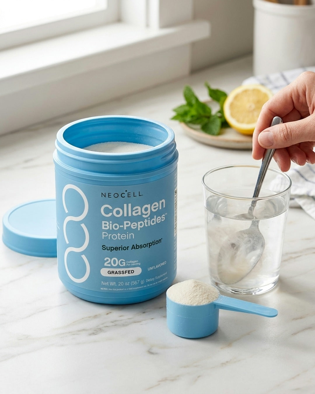 Colágeno servido en cuchara mezclado en agua